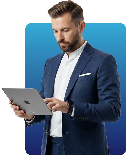 Consultor de IANALITICS revisando la plataforma