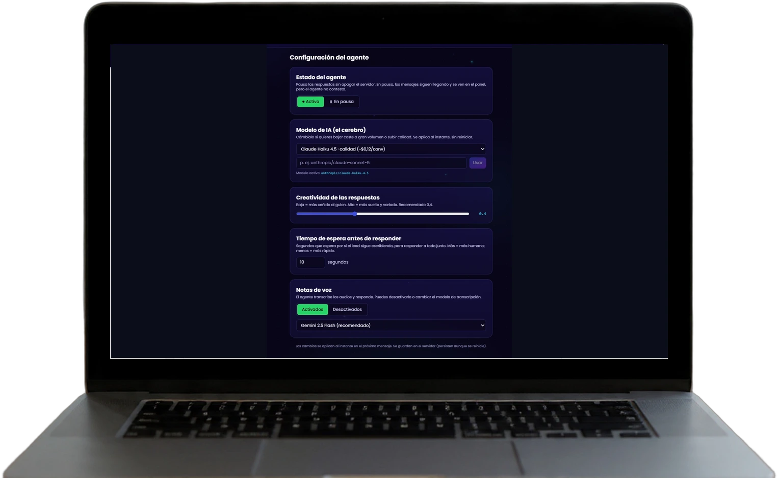 Panel de configuración del Agente IA de WhatsApp: modelo de IA, creatividad y notas de voz, en una laptop