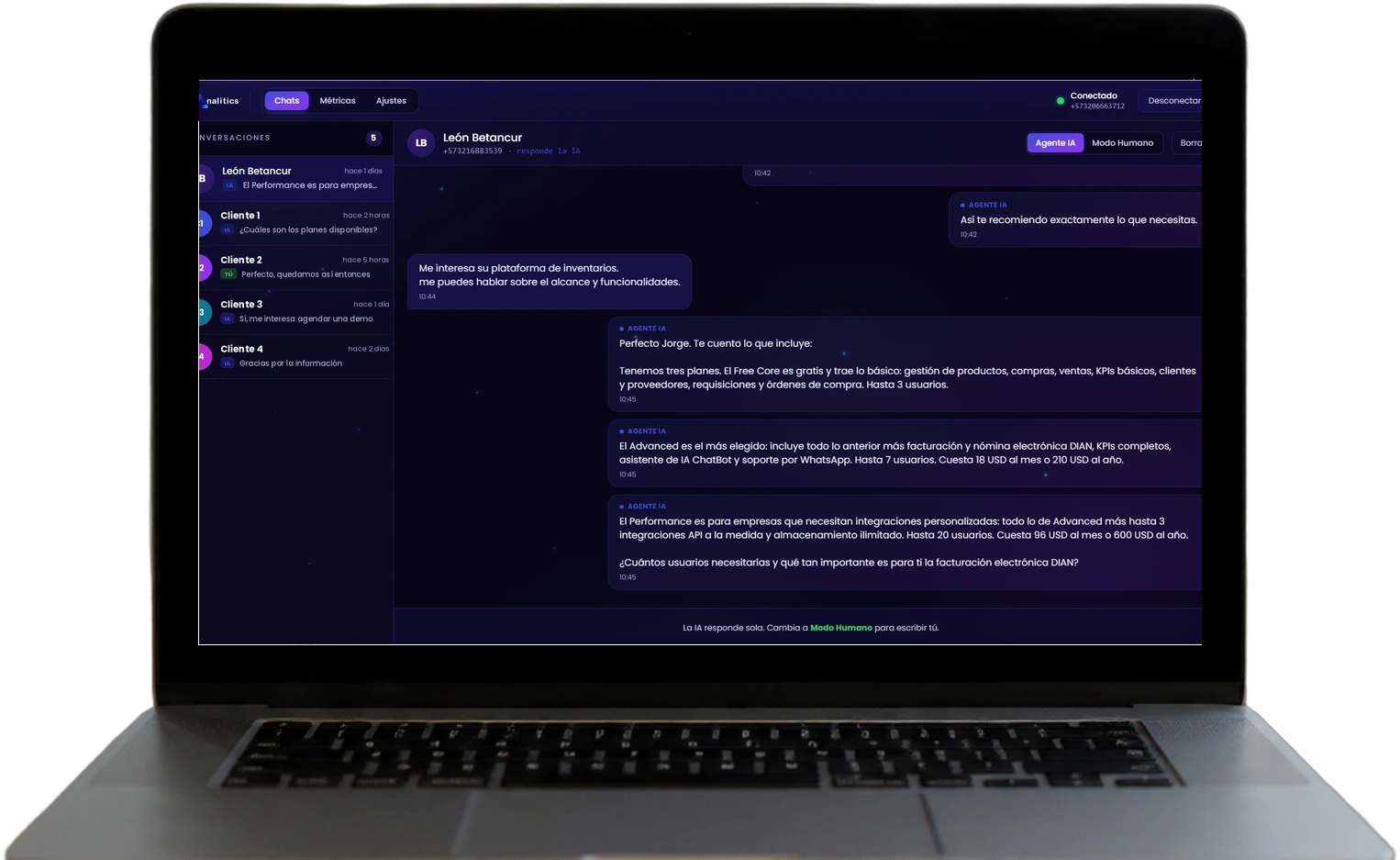Panel de chats del Agente IA de WhatsApp respondiendo una conversación de ventas, en una laptop